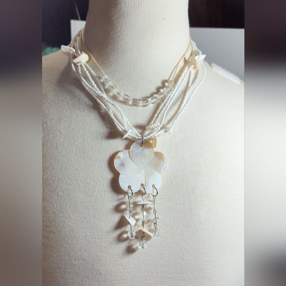 Elegant White Shell Floral Pendant Necklace NWOT